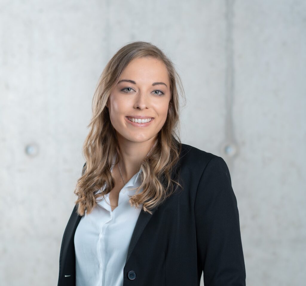 Foto der HSO Wirtschafts- und Informatikschule Mitarbeiterin Belinda des HSO Studienmanagements