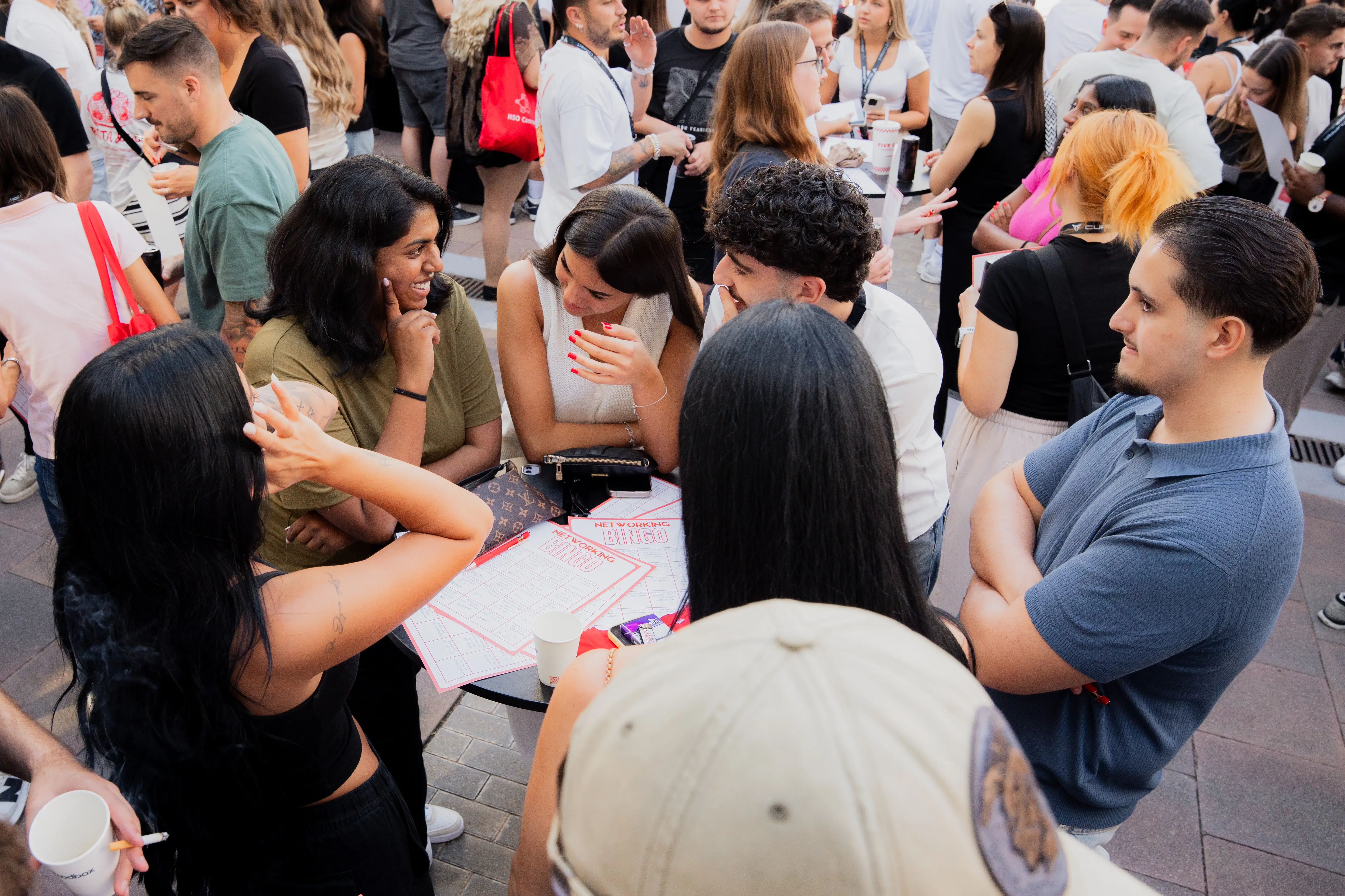 HSO Studierende bei einer Führung durch die CUPRA Garage