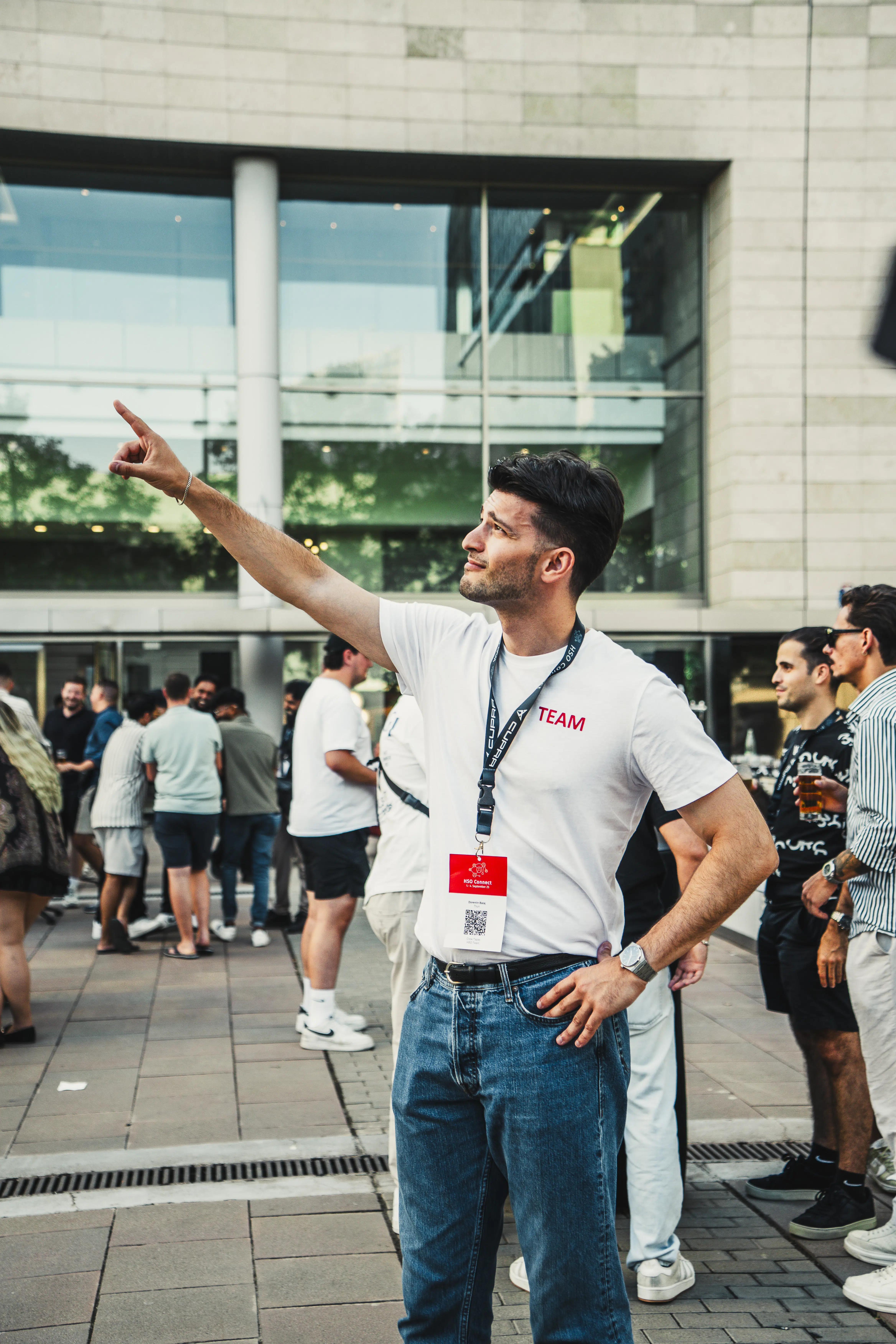 Grosse Gruppe von Studierenden beim Networking im Freien