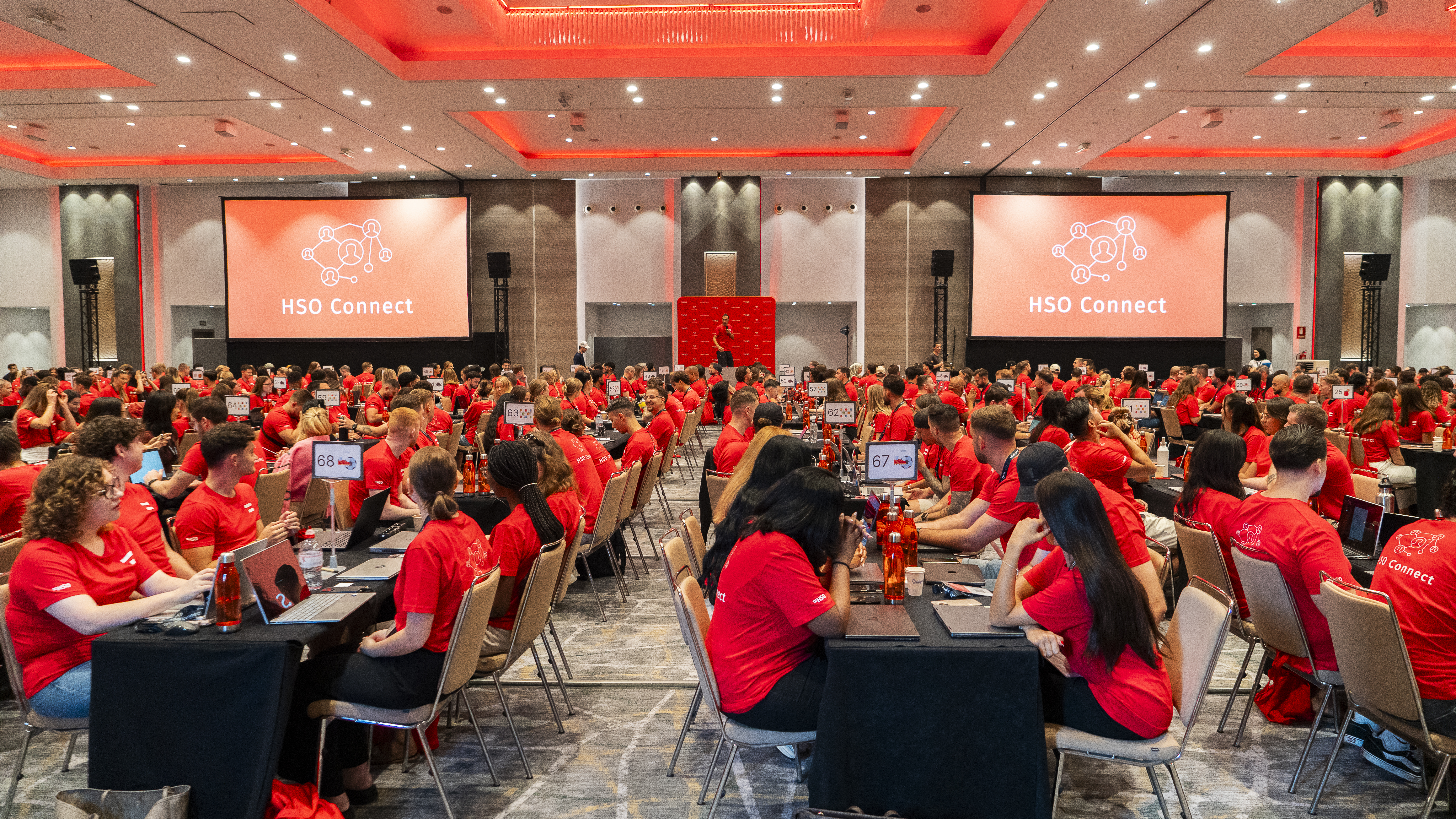 Studierende präsentieren ihre Ideen beim Hackathon