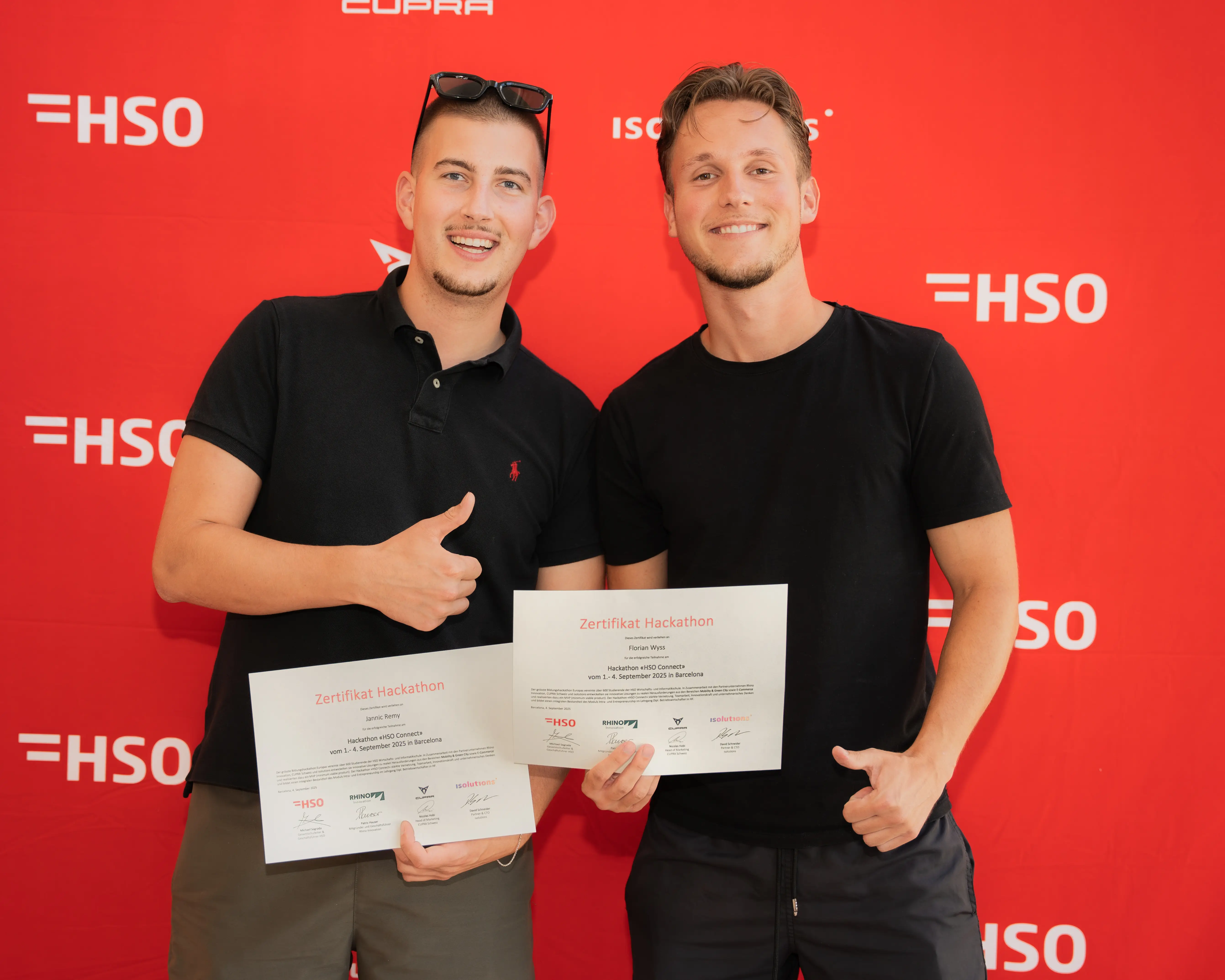 Zwei HSO Studierende mit ihren Teilnahmezertifikaten