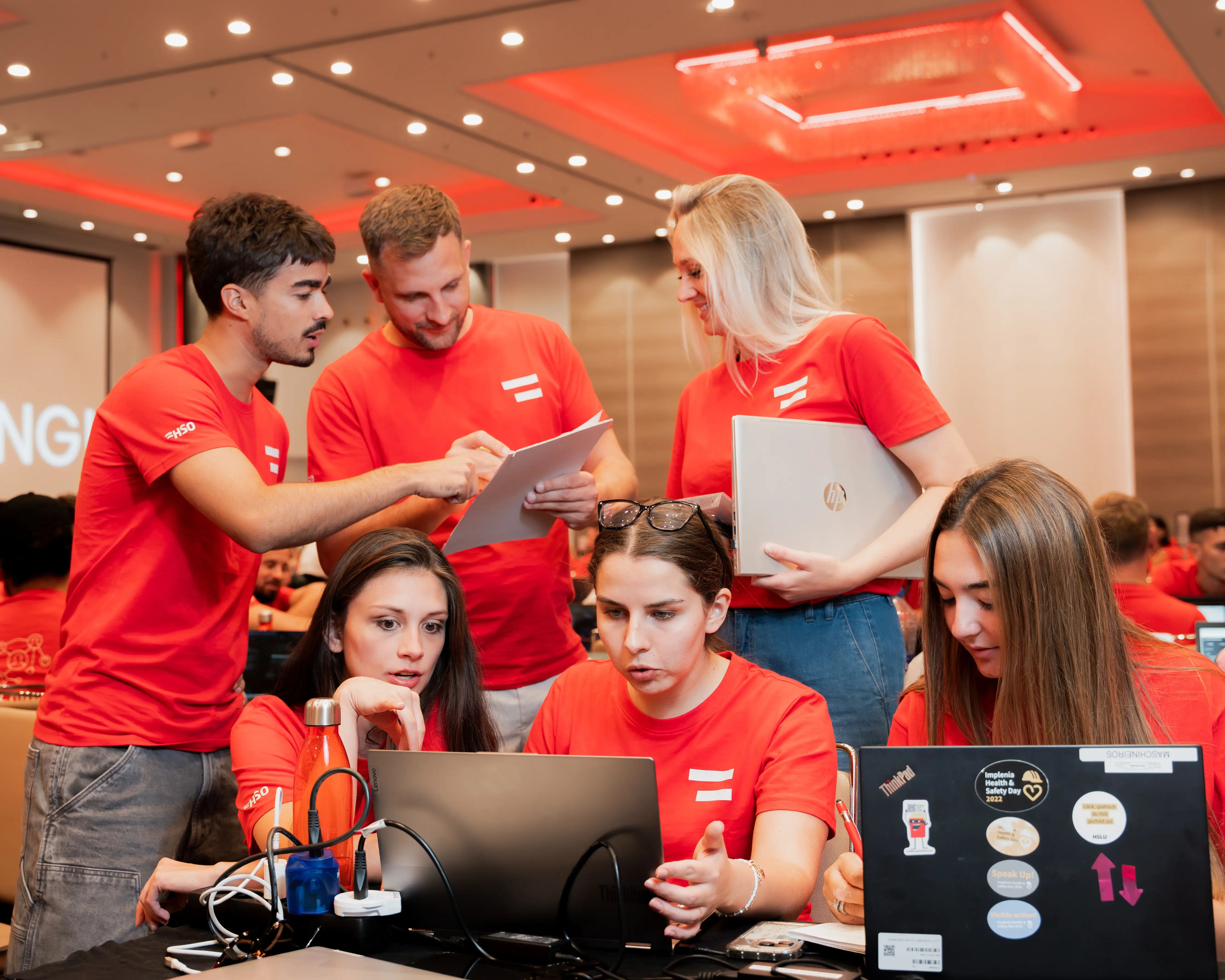 Studierende brainstormen kreativ im Team