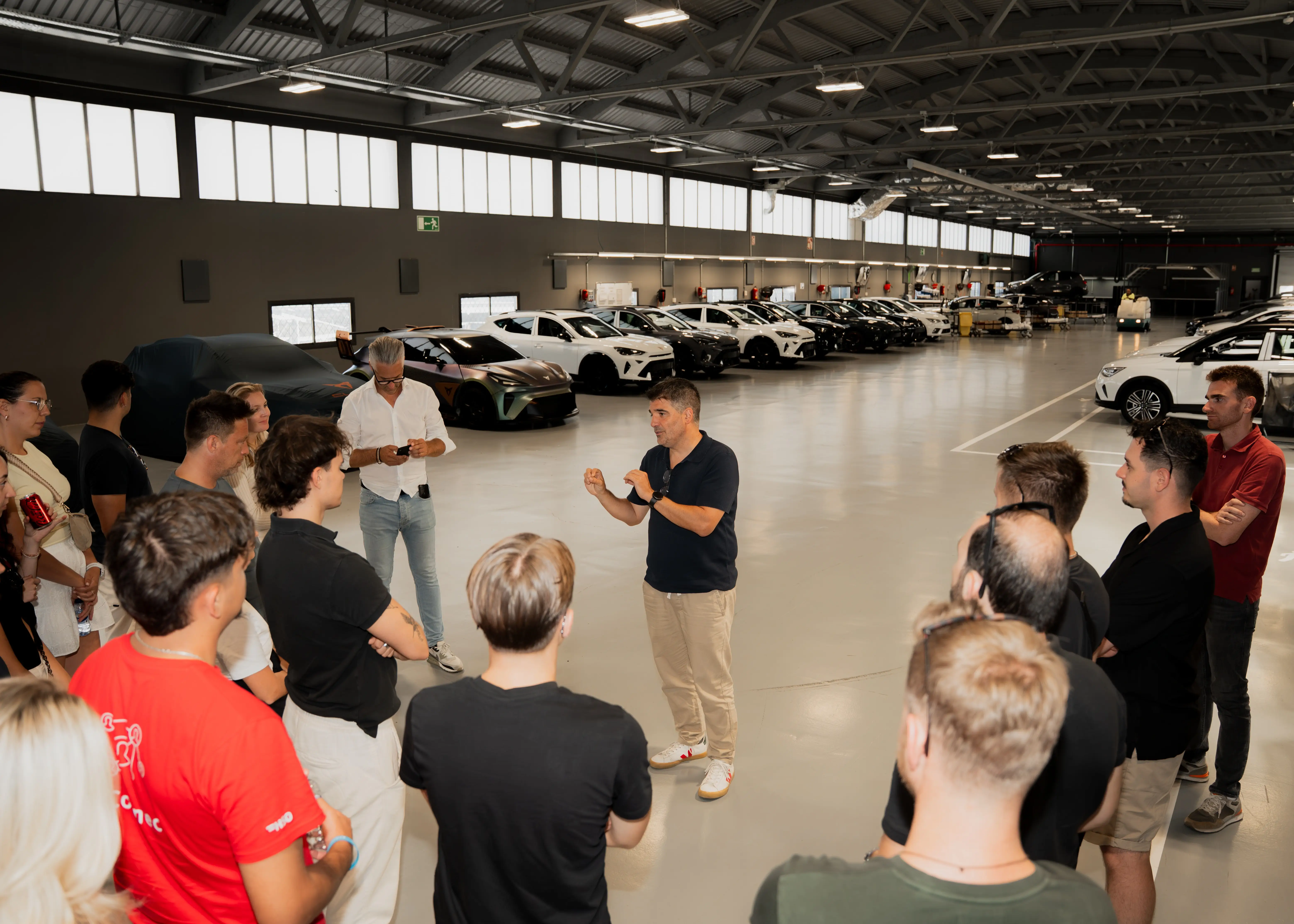 HSO Studierende hören aufmerksam im CUPRA Headquarter zu