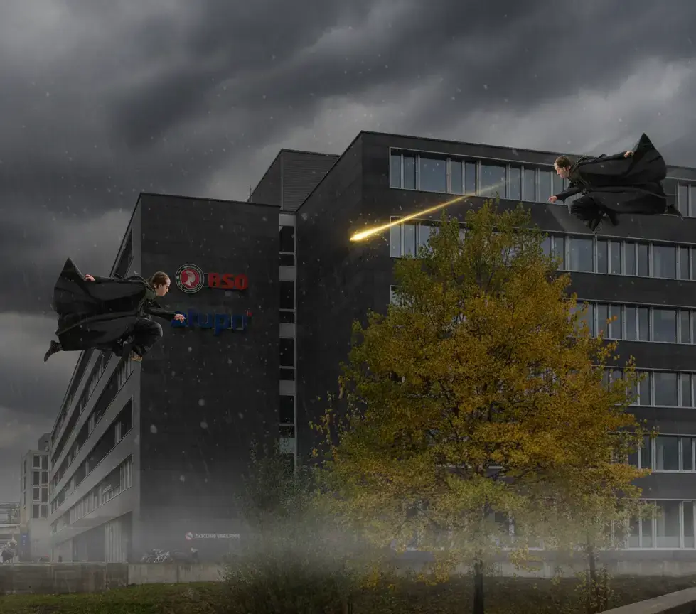 Dynamische Figuren fliegen über dem HSO Campus