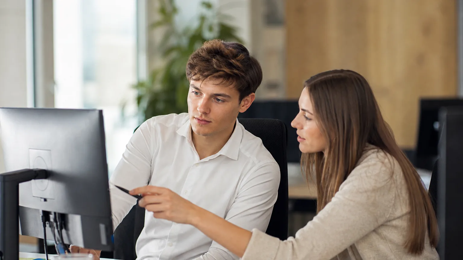Lernende im Praktikum eines Schweizer Betriebs am Arbeitsplatz