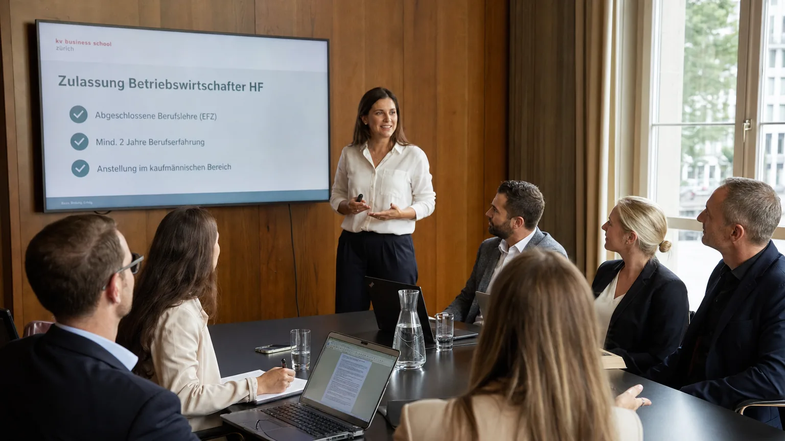 Berufstätige im Seminarraum der HSO im berufsbegleitenden HF-Studium
