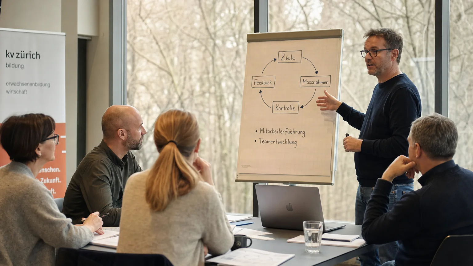 Teilnehmende einer Führungsausbildung arbeiten an einer Fallstudie in einem HSO-Klassenzimmer