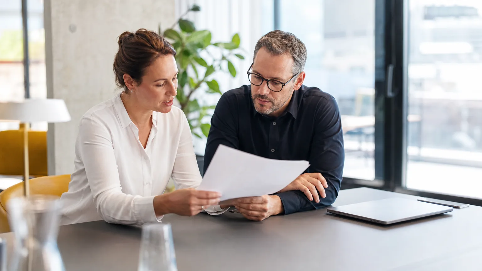 HR Assistentin bespricht ein Personaldossier mit einer Kollegin im Büro
