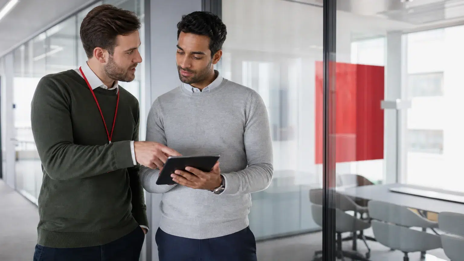 ICT-Fachpersonen besprechen ein Sicherheitsprojekt