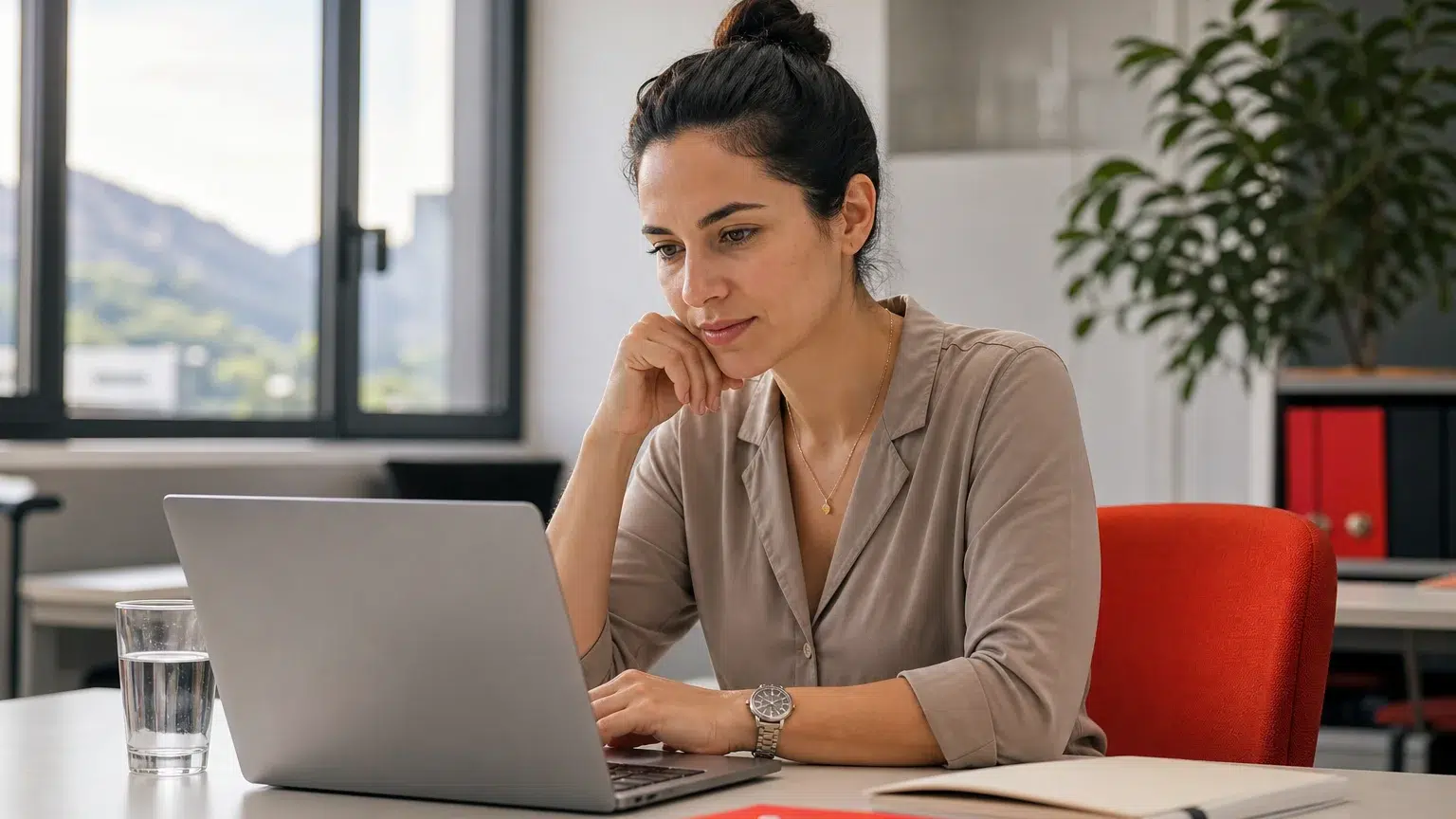 Quereinsteigerin am Laptop in einem modernen Büro-Trainingscenter