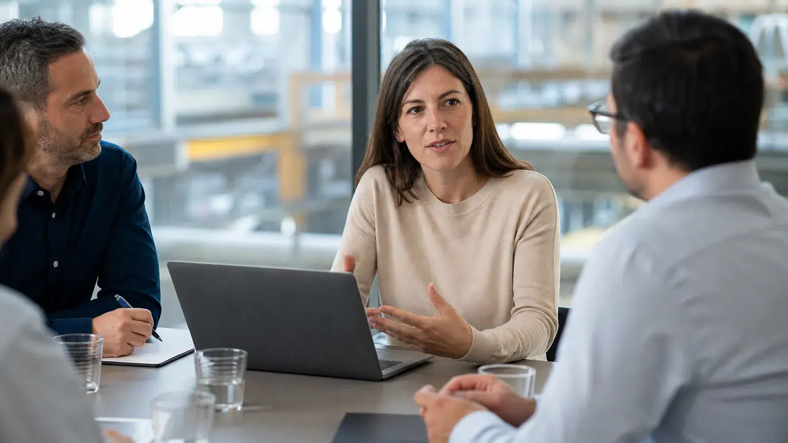 Frau mit technischem Hintergrund leitet eine Besprechung mit ihrem Team in einem Schweizer Industrieunternehmen